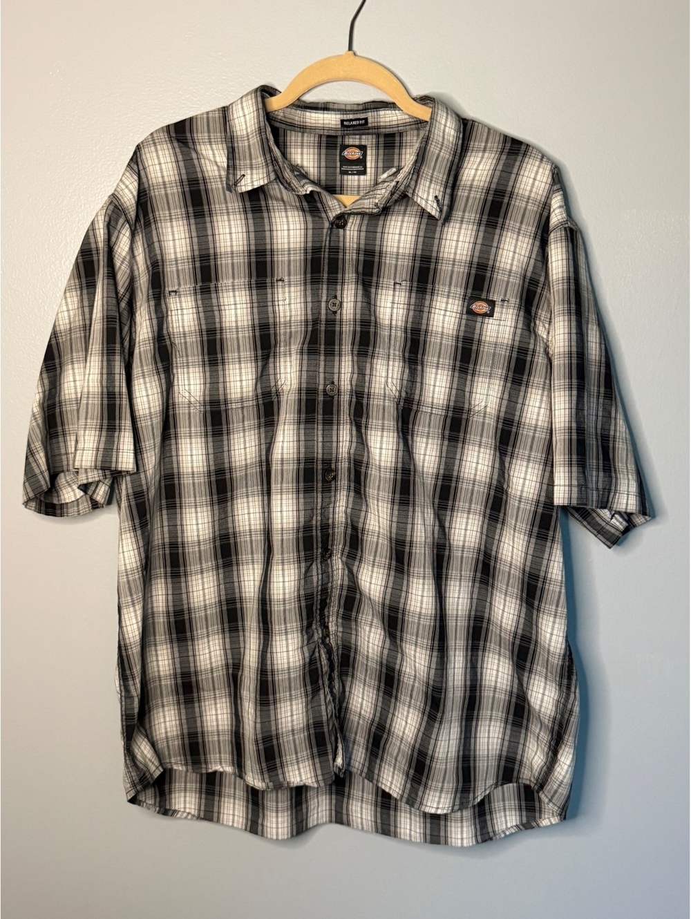 Dickies Men's Relaxed Fit Black and White Plaid Button-Up Shirt XL